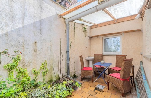Roubaix House | This stylish and very spacious vacation home welcomes you to the town of Roubaix.