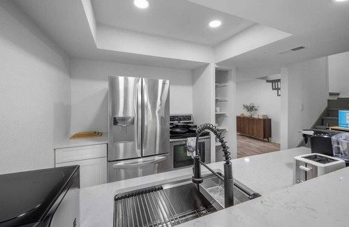 University Hills and Windsor Park House | This townhouse is a 3 bedroom(s), 2.5 bathrooms, located in Austin, TX.