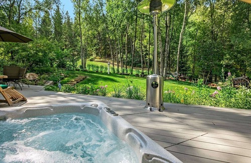 Eagle-Vail House | This Winter & Holiday Season Treat Yourself to 5,247 Sq Ft, 3 Fireplaces & Private HotTub To Relax