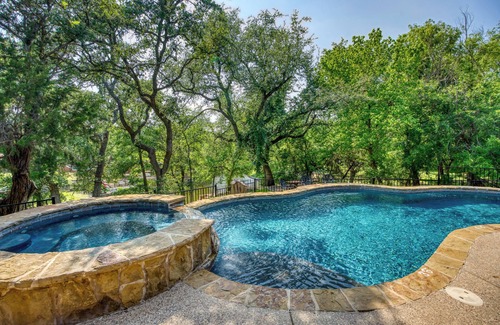 Marble Falls Cabin | Three Arrows Lodge:Spacious Comfort by the Lake!