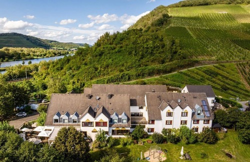 Ockfen House | Three-bed room comfort stream view - Landidyll Weinhotel Klostermühle