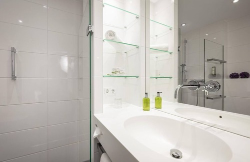 Ockfen House | Three-bed room comfort stream view - Landidyll Weinhotel Klostermühle