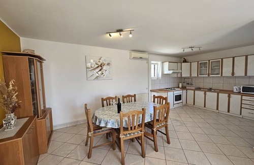 Murter Apartment | Three-bedroom apartment in Murter