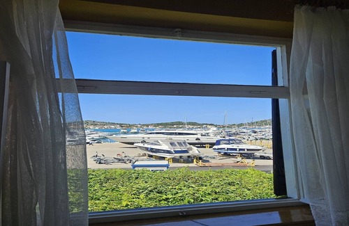 Murter Apartment | Three-bedroom apartment in Murter