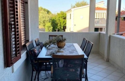 Milna Apartment | Three bedroom apartment with terrace and sea view Milna, Vis (A-8896-b)