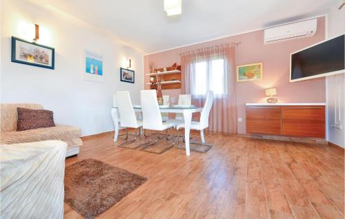 Bilice House | Three-Bedroom Holiday Home In Sibenik