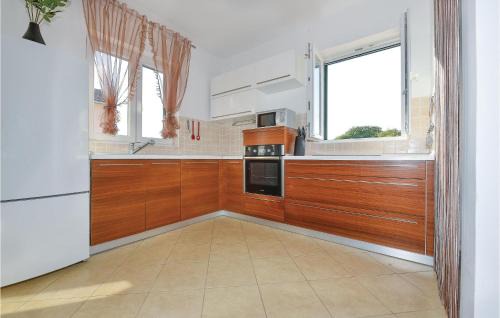 Bilice House | Three-Bedroom Holiday Home In Sibenik