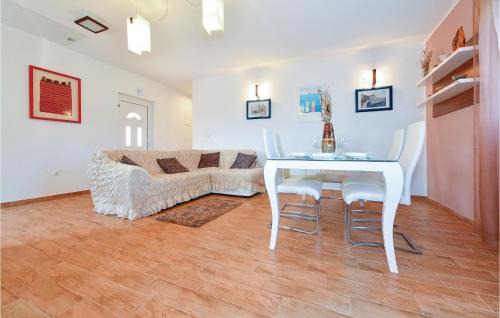 Bilice House | Three-Bedroom Holiday Home In Sibenik