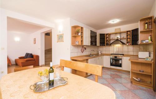 Duba House | Three-Bedroom Holiday Home In Duba