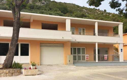 Duba House | Three-Bedroom Holiday Home In Duba