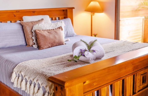 Byfield Cottage | Three bedroom timber home sleeps 7