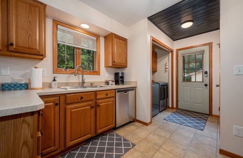 Cohasset Cottage | Three Bedroom, Two Bathroom Home on Large Private lot on the Mississippi River