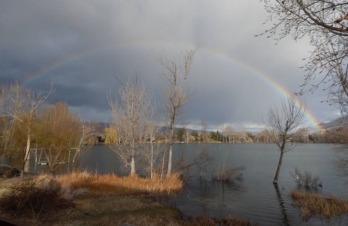 Malaga House | Three Lakes Getaway. Beautiful Waterfront Home, 5 miles to Wenatchee.