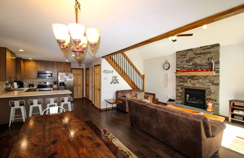Albrightsville Ski Chalet | Three Level Luxury Chalet w/Hot Tub & Fireplace