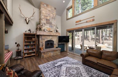 River Forest Acres House | Three Pine Cabin - Charming Family Stay Hot Tub