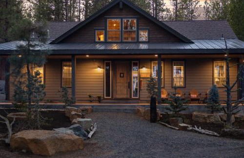 River Forest Acres House | Three Pine Cabin - Charming Family Stay Hot Tub