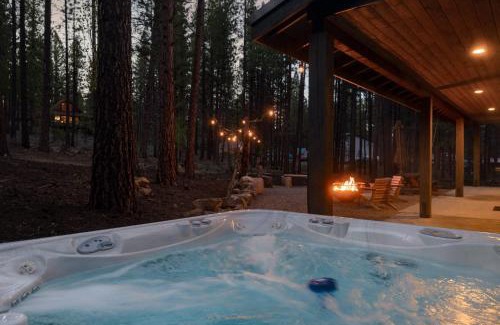 River Forest Acres House | Three Pine Cabin - Charming Family Stay Hot Tub