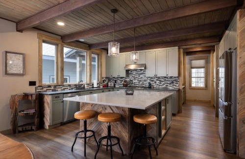 River Forest Acres House | Three Pine Cabin - Charming Family Stay Hot Tub