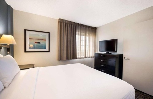 Schiller Park Hotel | THREE Relaxing 1BR Suites with Full Kitchen, Free Airport Shuttle, Pet-friendly!