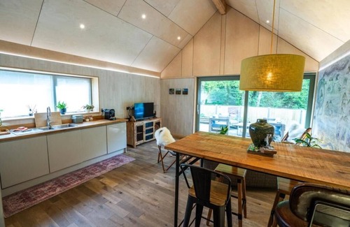 Ammanford Cabin | Thyme Getaway · 2BR · Sauna · Hot Tub · Sleeps 4