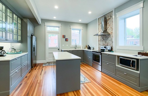 Washington House | Tibbe Flat at the Cedar Haus - Downtown WashMo, Dog-Friendly, Wineries