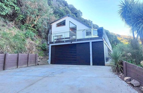 French Farm House | TIKAO BAY BEAUTY - TIKAO BAY HOLIDAY HOME, family friendly in Wainui