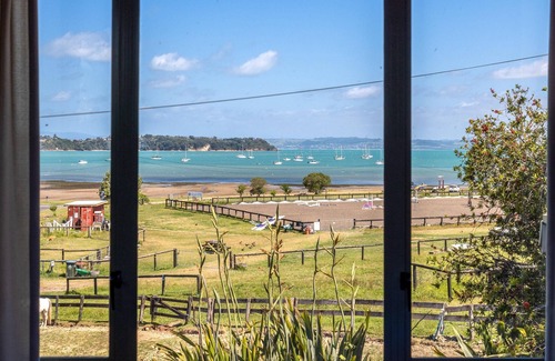 Blackpool House | Tikirau Bay Views - Tikirau Bay Views is a wonderfully appointed family holiday home right next to the beach in Oneroa. With three bedrooms (2 x singles and 2 x queens) and a good sized family bathroom, this is the perfect location for a family group