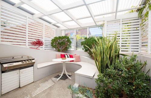 Cooks Hill House | Times Square Terrace - Vibrant Charm in Newy's Heart