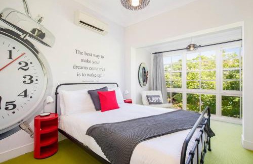 Cooks Hill House | Times Square Terrace - Vibrant Charm in Newy's Heart