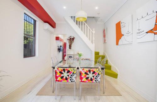 Cooks Hill House | Times Square Terrace - Vibrant Charm in Newy's Heart