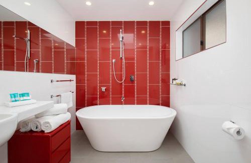 Cooks Hill House | Times Square Terrace - Vibrant Charm in Newy's Heart