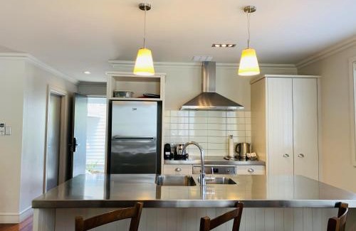 Russell House | Tinkerbell Cottage 2-4 Bedroom- Russell Cottages Collection
