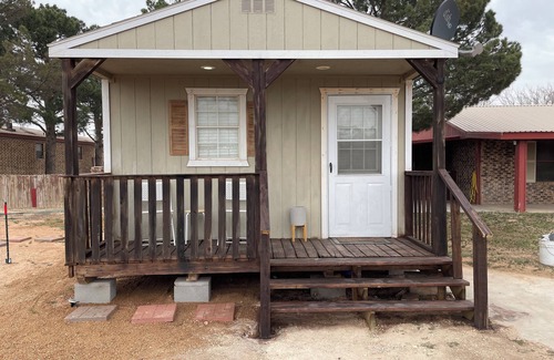 West Odessa Cabin | Tiny Cabin - King bed - Corn Hole - Pets Ok