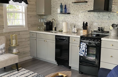 Myrtle Grove Cottage | Tiny Hideaway Cottage - cozy, private and pet friendly