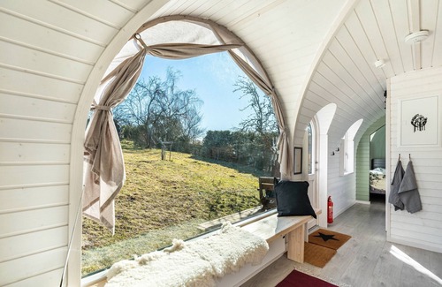 Hirschfeld House | Tiny Home 'Stall Und Sterne - Großer Wagen' with Private Terrace, Shared Garden and Wi-Fi