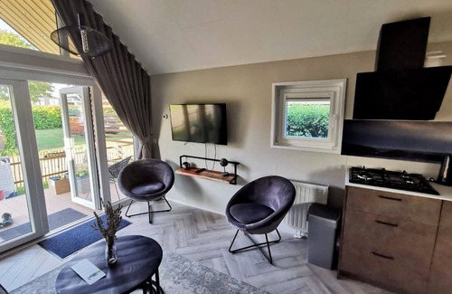 Rheden House | Tiny house time-out with lake view. In Holland, quiet, comfortable, directly on the beach.