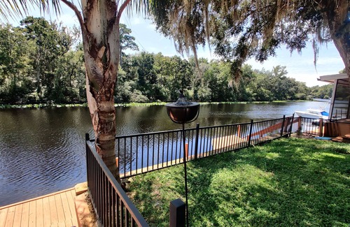 Middleburg Cottage | Tiny Lake House Oasis