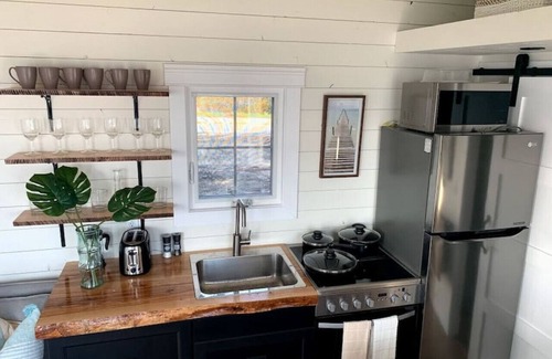Summerville Centre House | Tiny Oceanfront Retreat - Hot and Sauna