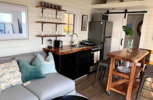 Summerville Centre House | Tiny Oceanfront Retreat - Hot and Sauna