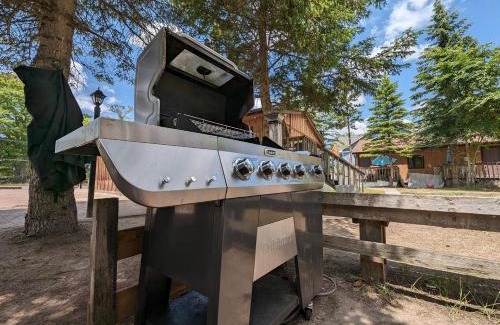 Wasaga Beach House | Tiny Wood Cottage 06
