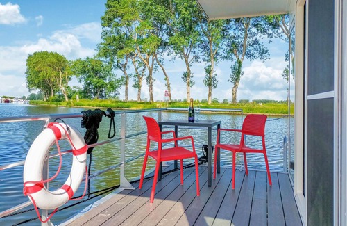 Nieuwpoort Boat Rental | Tinyhouse-style houseboat in Nieuwpoort.
