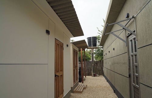 Tolu Cabin | TinyHouse with Queen Bed and Hot Water Shower Near Airport and Beach