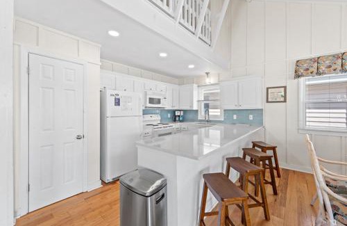 North Myrtle Beach House | Tipsea Turtle in Cherry Grove is a Channel House with a great view of the waterway
