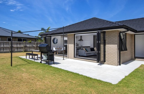 One Tree Point Cabin | To The Point - One Tree Point Holiday Home