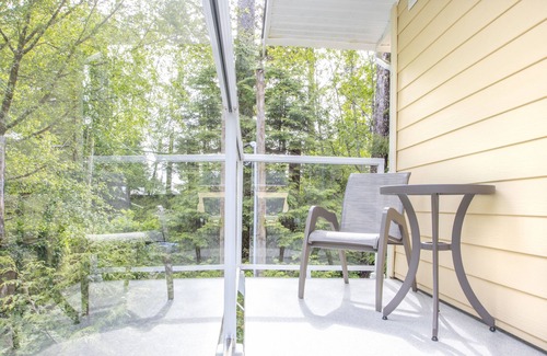 Tofino House | Tofino Hummingbird Cottage: Across from Chesterman Beach -"Serenity by the Sea"
