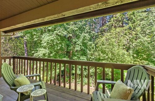 Rathdrum Condo | Top-Floor Condo—Covered Parking, Community Pool, and Stunning Golf Course Views!
