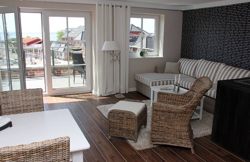 Lemkenhafen Apartment | Top Floor Flat with roof terrace and harbour view