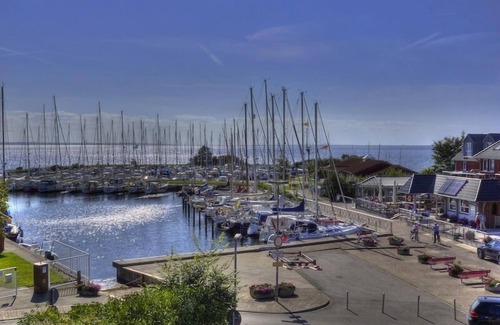 Lemkenhafen Apartment | Top Floor Flat with roof terrace and harbour view