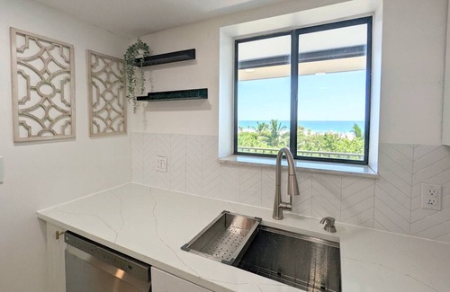 Saint Armands Key Condo | Top Floor Lido Beach view only 1 short block away from the sand!