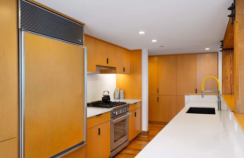 Belltown Condo | Top-Floor Penthouse Loft w/Bay & Space Needle Views in Heart of Seattle